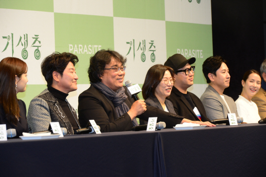 봉준호 감독이 19일 서울 중구 소공동 웨스틴조선호텔 그랜드볼룸에서 열린 ‘기생충’ 아카데미 4개 부문 수상 기념 기자회견에서 그의 작품세계와 오스카 캠페인에 관련된 기자의 질문에 답변하고 있다. 왼쪽부터 박소담, 송강호, 봉준호 감독, 곽신애 바른손이앤에이 대표, 한진원 작가, 이선균, 조여정.