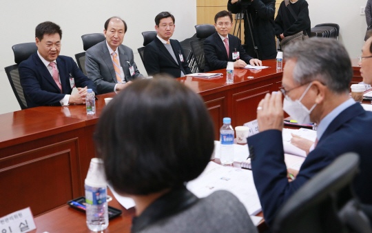 21대 국회의원 총선거에서 서울 종로 선거구 출마를 준비 중인 황교안(뒷줄 오른쪽) 미래통합당 대표가 20일 오전 국회 의원회관에서 열린 공천관리위원회 공천 신청자 면접에 참석해 김형오(앞줄 오른쪽) 공천관리위원장 등의 질문을 받고 있다. 연합뉴스