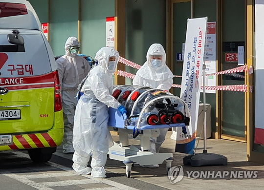 (대구=연합뉴스) 대구에서 신종 코로나바이러스 감염증(코로나19) 확진자가 다수 나온 지난 19일 오후 대구시 중구 경북대학교 병원에 긴급 이송된 코로나19 의심 환자가 도착하고 있는 모습. 2020.2.19 [연합뉴스TV 김종운 촬영]