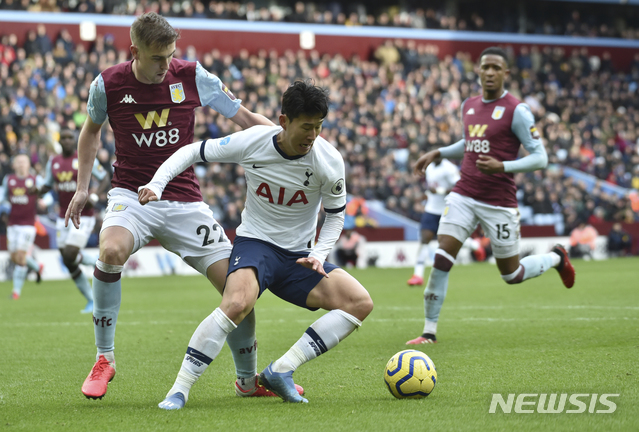 [버밍엄=AP/뉴시스]토트넘 손흥민(가운데)이 16일(현지시간) 영국 버밍엄 빌라 파크에서 열린 2019-20시즌 잉글랜드 프리미어리그(EPL) 26라운드 아스톤 빌라와의 경기 중 공을 다투고 있다. 손흥민은 전반 추가시간 스티븐 베르바인이 얻은 페널티킥의 키커로 나서 슛을 시도했으나 이 공이 상대 골키퍼 페페 레이나의 선방에 막혀 흘러나와 재차 골로 연결했으며 2-2로 비긴 후반 추가시간에는 결승 골을 넣어 토트넘의 3-2 승리를 이끌었다. 2020.02.17.