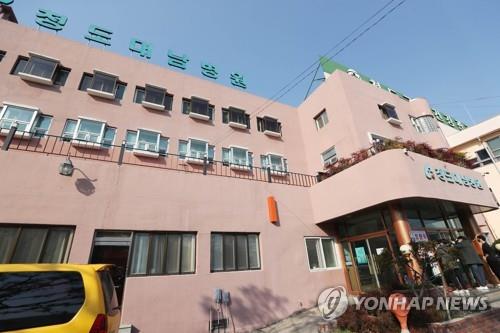 (청도=연합뉴스) 20일 오후 신종 코로나바이러스 감염증(코로나19) 확진자가 나와 폐쇄된 경북 청도군 대남병원이 출입통제되고 있다. 2020.2.20