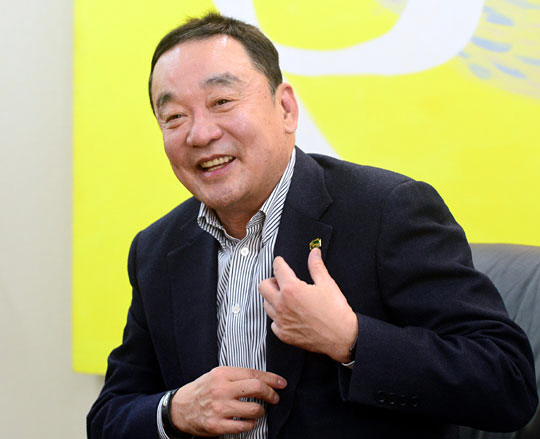 구자철 한국프로골프협회 회장이 지난 17일 서울 성동구 용답동 ㈜예스코 본사 집무실에서 인터뷰 도중 상의에 ‘KPGA 배지’로 바꿔 단 이야기를 하고 있다. 신창섭 기자