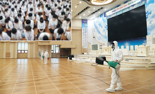 방역업체 직원들이 20일 오전 광주 북구에 위치한 신천지 베드로지파 광주교회에서 신종 코로나바이러스 감염증(COVID-19) 방역작업을 진행하고 있다. 작은 사진은 신천지 교인들이 예배를 보는 모습. 뉴시스 YTN 캡처