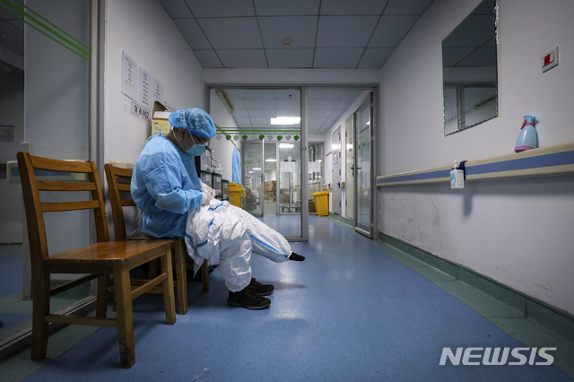 [우한=AP/뉴시스] 신종 코로나바이러스 감염증(코로나19) 진원지인 중국 후베이성 우한시의 코로나19 지정병원인 진인탄 병원에서 16일 보호복을 입은 의사가 의자에 앉아있다. 2020.02.19.