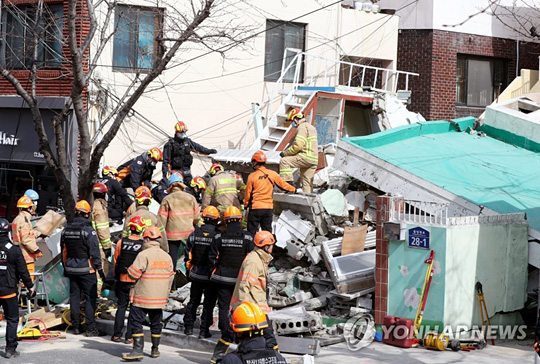 (부산=연합뉴스)  21일 부산 연제구 단독주택 붕괴 현장에서 소방대원들이 매몰자를 구조하고 있다.