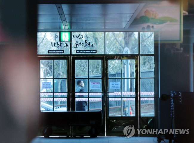 (광주=연합뉴스) 박철홍 기자 = 신천지 대구 교회를 방문한 광주 시민 3명이 신종 코로나바이러스 감염증(코로나19)에 확진된 가운데 21일 오전 광주 북구 신천지 베드로 지성전(광주교회) 출입문 앞에 수레가 놓여 있다.
