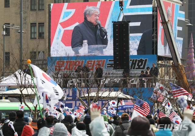 [서울=뉴시스]서울시가 신종 코로나바이러스 감염증(코로나19) 확산 방지를 위해 도심내 집회를 금지한 가운데 한국기독교총연합회(한기총) 대표회장 전광훈 목사가 22일 오후 서울 광화문광장에서 열린 정부 규탄 집회에서 발언하고 있다. 2020.02.22.