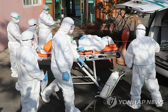 (청도=연합뉴스) 지난 2월 21일 오후 경북 청도대남병원에 입원 중인 환자가 다른 병원으로 이송되고 있다. [연합뉴스 자료사진]