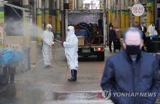 (부산=연합뉴스) 23일 부산 북구 구포시장에서 북구 관계자들과 상인회 회원들이 코로나19 예방 방역을 실시하고 있다. 구포시장은 이날 역사상 처음으로 상설시장과 정기시장 모두 휴무하고 방역을 했다. 구포시장은 장날이면 하루 평균 3만명이 찾는 부산에서 가장 규모가 크고 역사가 깊은 전통시장이다. 2020.2.23