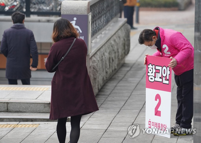 제21대 총선에서 서울 종로에 출마하는 미래통합당 황교안 대표가 지난 21일 서울 종로구 창신동 일대에서 출근길 시민들에게 인사하고 있다. [연합뉴스 자료사진]