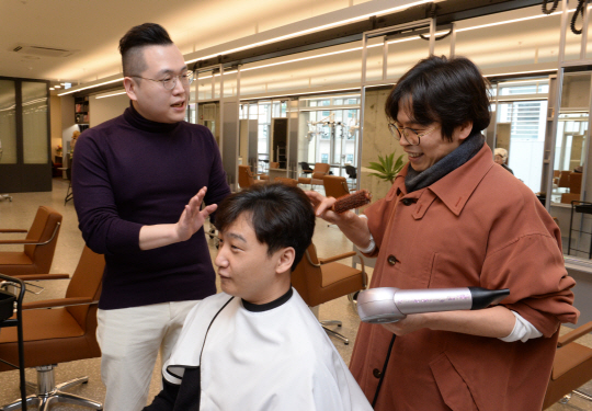 김정수(오른쪽) 월간헤어 대표와 김태훈(왼쪽) 최고운영책임자(COO)가 지난 21일 서울 강남구 강남역점에서 모델을 대상으로 모발 관리에 대해 의견을 나누고 있다. 김호웅 기자