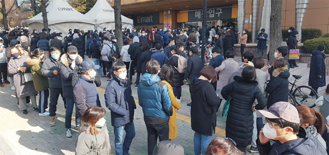 24일 오전 대구 수성구 이마트 만촌점 매장 입구가 신종 코로나바이러스 감염증(코로나19) 예방을 위해 마스크를 구매하려는 시민들로 인산인해를 이루고 있다.  연합뉴스