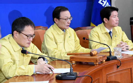 이해찬(가운데) 더불어민주당 대표가 24일 오전 국회에서 열린 최고위원회의에서 민방위복을 입은 채 모두발언을 하고 있다. 오른쪽부터 이인영 원내대표, 이 대표, 박주민 최고위원.
