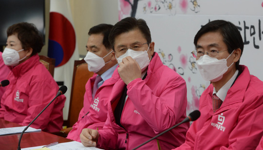 황교안(오른쪽 두 번째) 미래통합당 대표가 24일 오전 국회에서 열린 최고위원회의에서 마스크를 착용한 채 발언하고 있다. 오른쪽부터 조경태 최고위원, 황 대표, 심재철 원내대표, 정미경 최고위원.