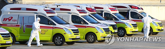 (대구=연합뉴스) 지난 23일 대구시 달서구 두류공원 야구장에 전국에서 차출된 119 구급대 앰뷸런스들과 구급대원들이 신종 코로나바이러스 감염증(코로나19) 확진자 이송업무를 끝낸 후 대기하고 있다. 2020.2.23