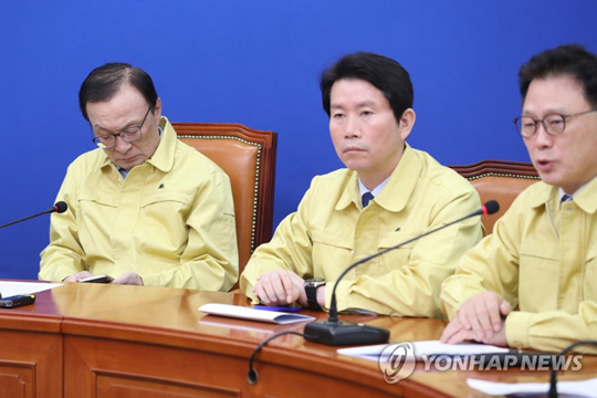 (서울=연합뉴스) 더불어민주당 이해찬 대표가 21일 오전 서울 여의도 국회에서 열린 최고위원회의에서 박광온 최고위원의 발언을 듣고 있다. 2020.2.21