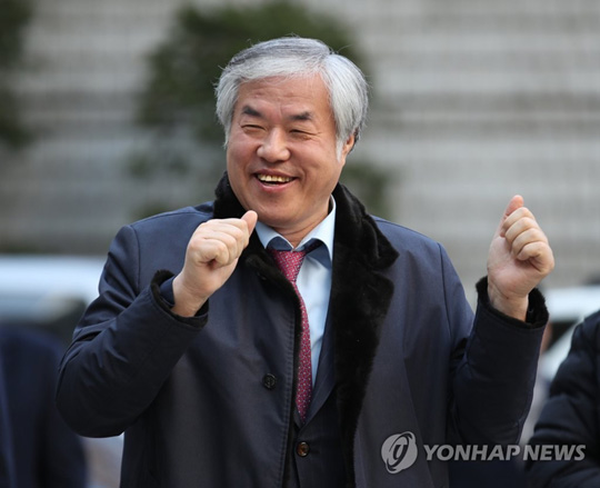 (서울=연합뉴스) 공직선거법 위반 혐의를 받는 전광훈 한국기독교총연합회 대표회장 목사가 24일 오전 서초구 서울중앙지법에서 열린 구속 전 피의자 심문(영장실질심사)에 출석하며 취재진의 질문에 답하고 있다. 2020.2.24