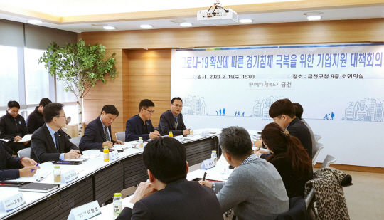 신종 코로나바이러스 감염증(코로나19) 확산 후 기업들의 수출 피해 최소화를 위한 한국무역보험공사(무보)의 지원대책이 가시화하고 있다. 공사 직원들이 코로나19와 관련해 기업체들에 지원방안에 대해 설명하고 있다. 한국무역보험공사 제공