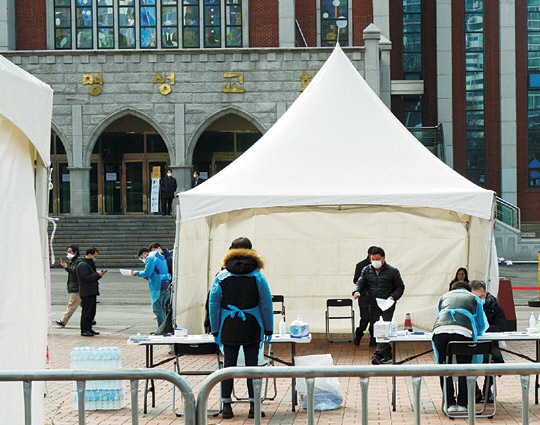 부목사를 비롯한 2명이 확진 판정을 받아 집단감염 비상이 걸린 서울 강동구 명일동 명성교회 관계자들이 임시로 마련된 선별진료소에서 신종 코로나바이러스 감염증(코로나19) 검사를 받고 있다.  신창섭 기자