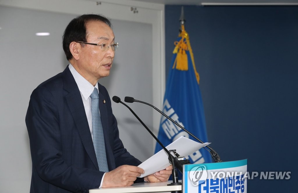 더불어민주당 최운열 중앙당선거관리위원장이 26일 오후 서울 여의도 당사에서 4·15 총선 국회의원 후보 1차 경선 결과를 발표하고 있다.