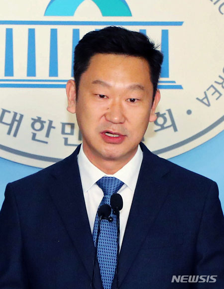 [서울=뉴시스] 곽상언 변호사가 22일 서울 여의도 국회 정론관에서 기자회견을 열고 더불어민주당 입당과 총선 출마 선언을 하고 있다. 2020.01.22.