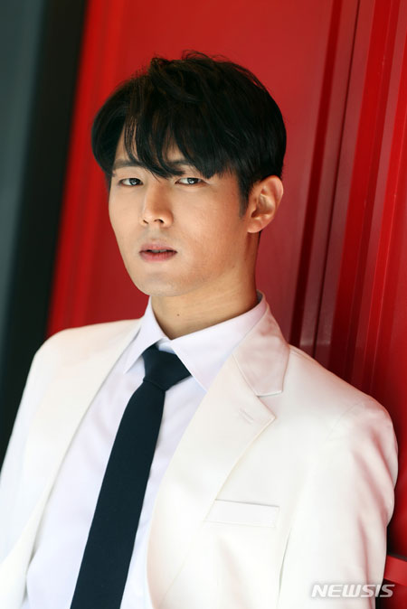 [서울=뉴시스]가수 김중연이 지난달 27일 오후 서울 강남구 신사동의 한 카페에서 뉴시스와 인터뷰에 앞서 포즈를 취하고 있다.