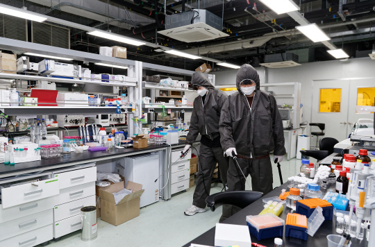 연세대학교가 신종 코로나바이러스 감염증(코로나19) 확산을 막기 위해 지난 1일 신촌캠퍼스 건물 전체에 방역 소독을 실시하고 있다. 연합뉴스