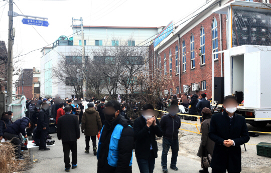 코로나19가 확산되면서 정부가 종교와 집회 행사를 자제해달라고 당부한 가운데 1일 오전 서울 성북구 사랑제일교회에 신도들이 연합 예배를 보기 위해 모여들고 있다. 뉴시스