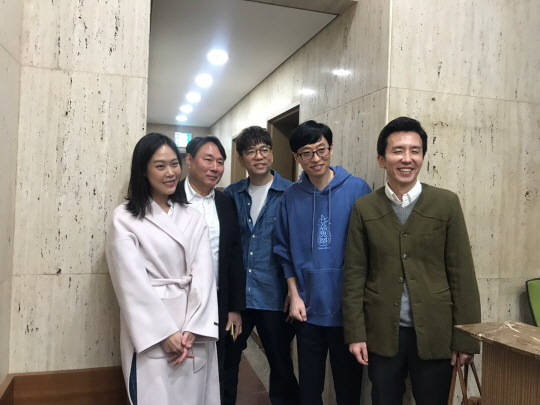 손열음(맨 왼쪽) 피아니스트와 ‘놀면 뭐하니?’ 출연진이 녹화 후 포즈를 취했다.  예스엠아트 제공