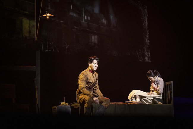 뮤지컬 ‘여명의 눈동자’에서 극 중 대치와 여옥이 일본군 위안소에서 만나는 장면. 수키컴퍼니 제공