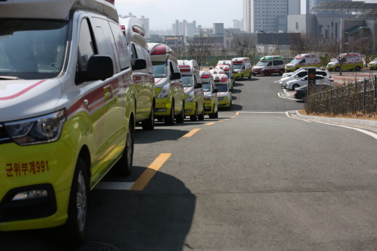 2일 신종 코로나바이러스 감염증(코로나19) 확산에 따른 의료공백 해결을 위해 국내 최초 경증환자 전용 감염병 생활치료시설로 지정된 대구 동구 봉무동 중앙교육연수원 진입로에 구급차가 빼곡히 줄지어 대기하고 있다. 대구시소방본부 제공