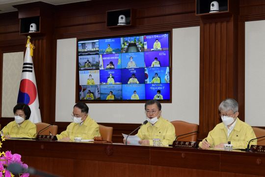 문재인 대통령이 3일 오전 정부서울청사에서 마스크를 쓴 채 국무회의를 주재하면서 신종 코로나바이러스 감염증(코로나19) 방역을 위한 24시간 긴급 상황실 체제 전환 등을 내각에 지시하고 있다. 연합뉴스