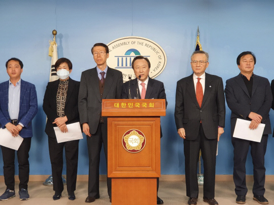 3일 오전 국회 정론관에서 김태훈(왼쪽 세번째) 한반도 인권과 통일을 위한 변호사모임회장이 북한인권단체 관계자들과 함께 북한인권법 사문화 규탄 기자회견을 하고있다.  김선규기자