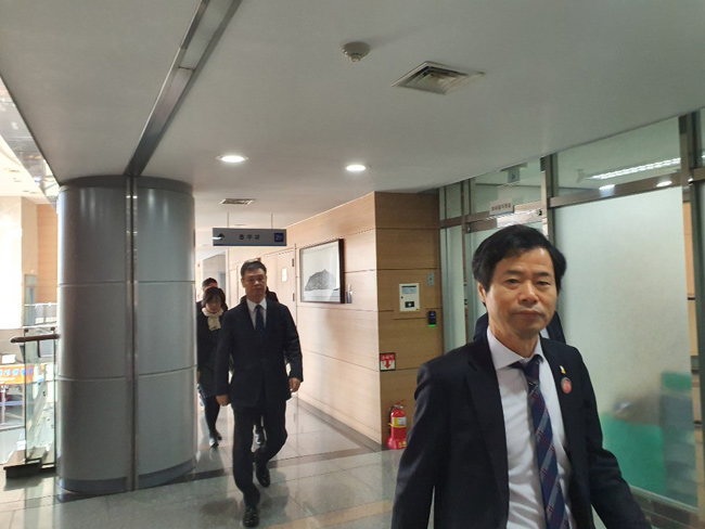 김승환 전북도교육감이 3일 오전 도교육청 강당에서 열린 직원 격월 조회에 참석하기 위해 걸어가고 있다.(사진=박팔령 기자)