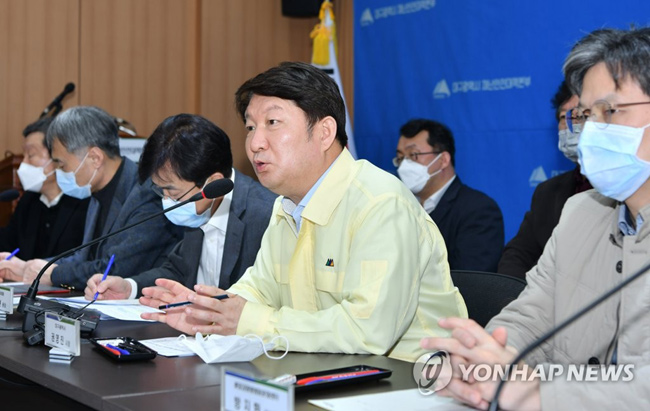 권영진 대구시장이 지난 1일 오후 대구시청 2층 상황실에서 신종 코로나바이러스 감염증(코로나19) 대응 관련 특별대책을 발표하고 있다. [대구시청 제공. 재판매 및 DB 금지]