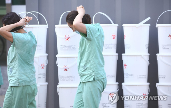 (대구=연합뉴스) 3일 대구시 중구 계명대학교 대구동산병원에서 의료진이 신종 코로나바이러스 감염증(코로나19) 확진자 치료 근무를 마치고 잠시 휴식을 취하러 이동하고 있다. 2020.3.3