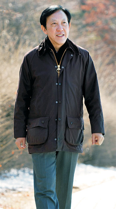 이인호 한국경제학회 신임 회장이 지난달 18일 잔설이 남아 있는 서울 관악구 서울대 캠퍼스 교정에서 한국경제의 현황과 전망, 개선 방향에 대한 의견을 개진하고 있다. 이 회장은 “신종 코로나바이러스 감염증(코로나19) 대응을 위해 추가경정예산(추경)을 집행하는 것은 경제 상황이 악화해 어쩔 수 없지만, 재정지출을 함부로 하면 안 된다는 교훈까지 잊어서는 곤란하다”고 경고했다.