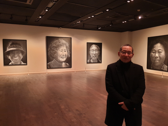 이명복 화백은 작품에 제주 여성에 대한 경외감을 담았다고 말했다.