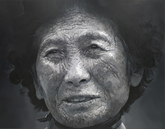 이명복 화백의 최신작인 ‘해녀 옥순삼춘’(177×227㎝, 장지에 아크릴, 2020). 제주에서는 아저씨, 아주머니, 이모 모두 ‘삼춘’으로 통한다.    인사아트센터 제공