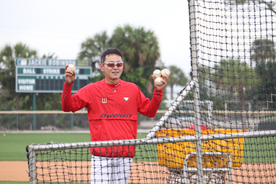 SK의 박경완 수석코치가 지난달 23일(한국시간) 미국 플로리다주 스프링캠프에서 배팅볼을 던지고 있다.  SK 제공