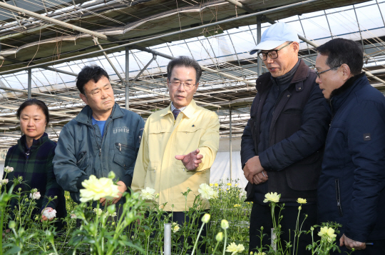신종 코로나바이러스 감염증(코로나19)의 여파로 화훼류 소비침체가 심각한 가운데 지난달 6일 이성희(가운데) 농협중앙회 회장이 충북의 한 화훼농가를 방문해 현장 상황을 점검하고 농가 의견을 청취하고 있다.  농협중앙회 제공