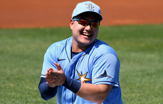 탬파베이 레이스의 내야수 최지만이 5일 오전(한국시간) 미국 플로리다주 포트 샬럿의 샬럿 스포츠파크에서 열린 토론토 블루제이스와의 메이저리그 시범경기를 앞두고 활짝 웃고 있다. USA투데이연합뉴스