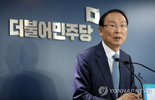 더불어민주당 최운열 중앙당선거관리위원장이 3월 3일 오후 서울 영등포구 여의도 민주당 중앙당사에서 4·15 총선 국회의원 후보 4차 경선 결과를 발표하고 있다. [연합뉴스 자료사진]