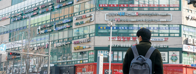 정부가 휴원을 하지 않고 수업을 강행 중인 전국 학원에 대한 일제 점검 및 단속에 들어간 6일, 코로나19 감염을 막기 위해 마스크를 쓴 학생이 가방을 메고 서울 노원구 중계동 학원가로 향하고 있다.
