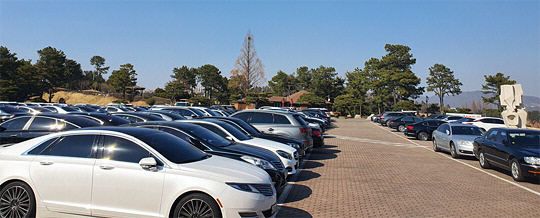 5일 경기 용인의 한 골프장 주차장이 골퍼들이 몰고 온 차로 꽉 차 있다.