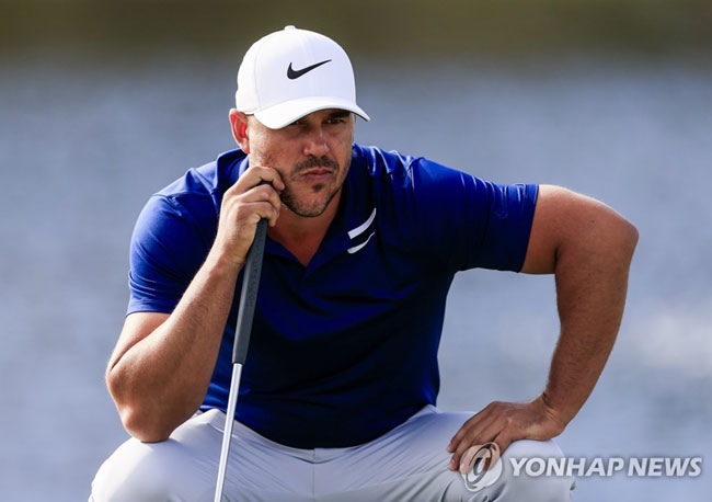 브룩스 켑카(미국)가 8일(한국시간) 열린 아널드 파머 인비테이셔널 3라운드에서 퍼트를 기다리고 있다. [EPA=연합뉴스]