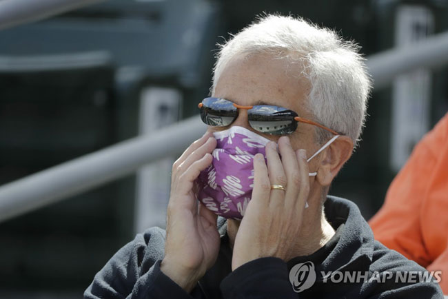 마스크를 착용하고 메이저리그 시범경기 관전하는 팬  [AP=연합뉴스 자료사진]