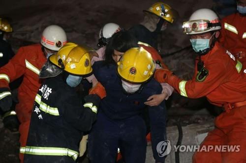 부상자 구조하는 소방대원들 [EPA=연합뉴스]