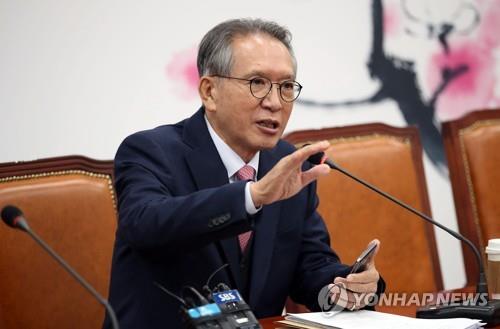 미래통합당 김형오 공천관리위원장이 2월 10일 오후 국회에서 열린 공천관리위원회에서 회의 결과에 대해 브리핑하고 있다. [연합뉴스 자료사진]