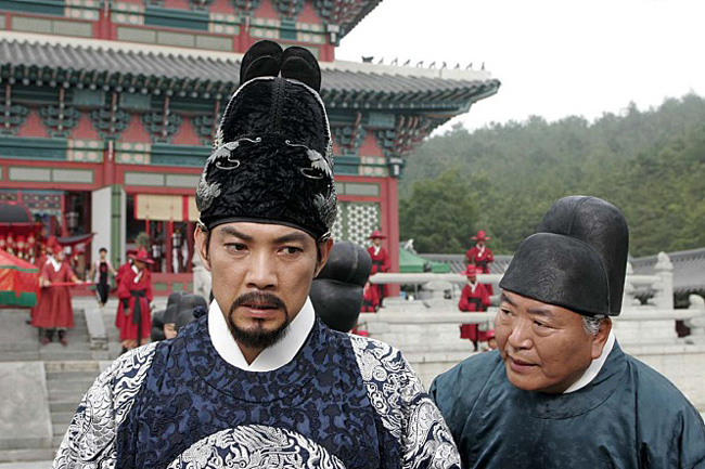 2005년 개봉한 영화 ‘왕의 남자’는 조선 연산군 시대 궁중 광대들의 희로애락을 그려 1000만 명이 넘는 관객을 동원했다. 배우 정진영(왼쪽)이 광기 어린 연산군 역을 맡았다.